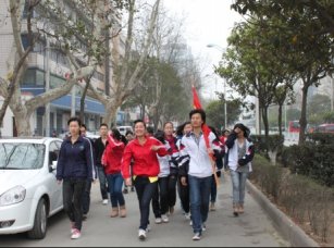 校团委组织团员代表祭扫烈士陵园