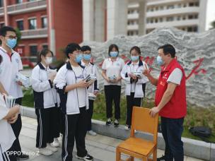 疫情无情人有情，石榴花开暖人心